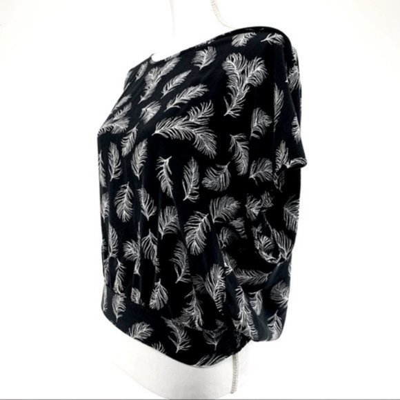 FOREVER 21 / Black & White Feather Batwing Top / Medium - Picture 3 of 8